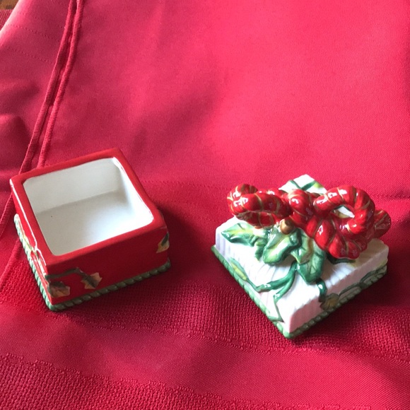 "Remembering Santa" Lidded Box (2.5") - Picture 4 of 15